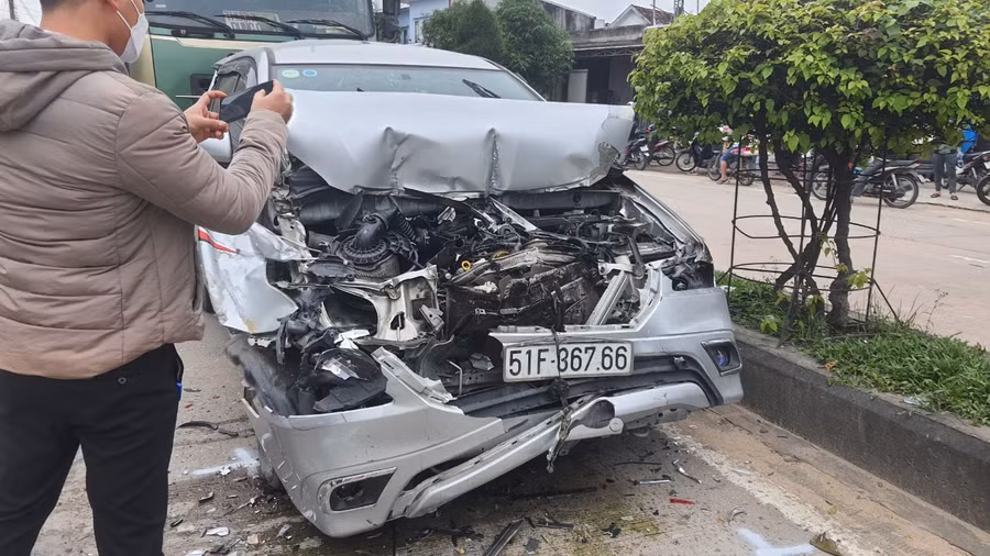 Ô tô 7 chỗ bị hư hỏng nặng cả phần đuôi lẫn phần đầu sau cú va chạm.