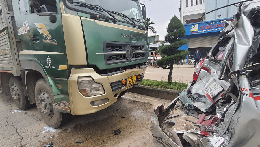 Cú tông mạnh khiến phần đuôi xe ô tô 7 chỗ bị hư hỏng, người ngồi trong xe bị thương.
