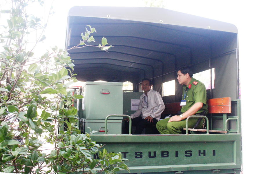 Xe đặc chủng của Công an TP Cần Thơ vận chuyển đề thi từ nơi in sao đến các điểm thi.