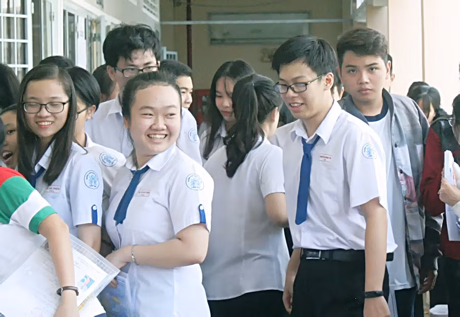 Thí sinh TP Cần Thơ vui vẻ đến điểm thi làm thủ tục.