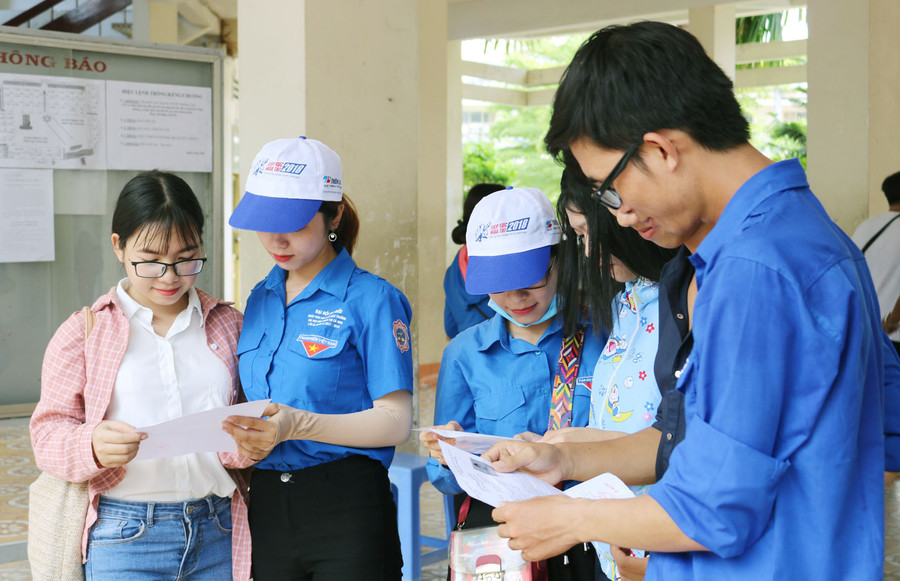 Các tình nguyện viên hướng dẫn cho thí sinh. Các tình nguyện viên hướng dẫn cho thí sinh.