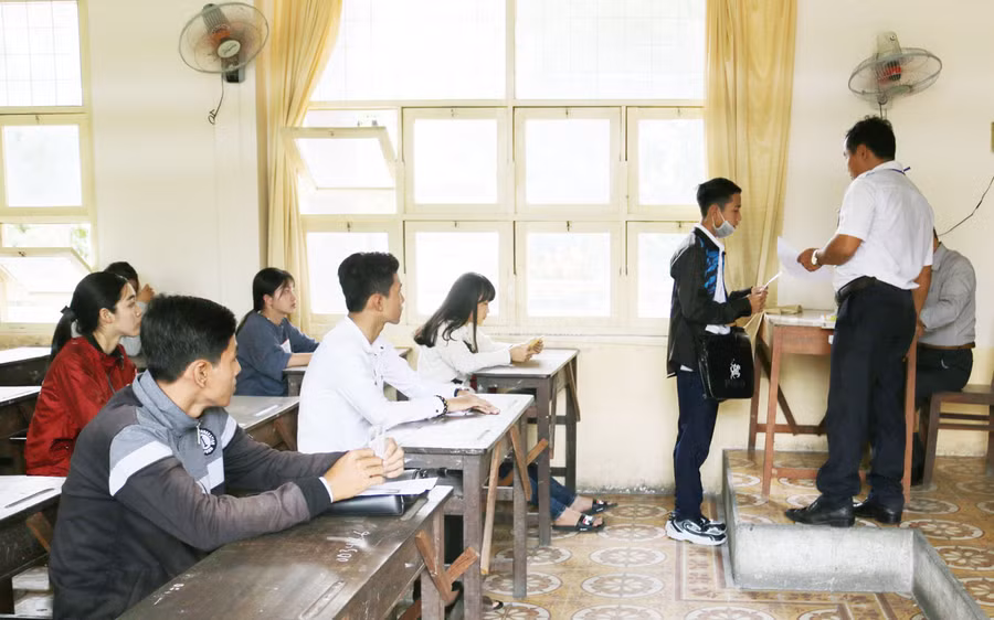 Cán bộ làm công tác thi phổ biến quy chế thi cho thí sinh