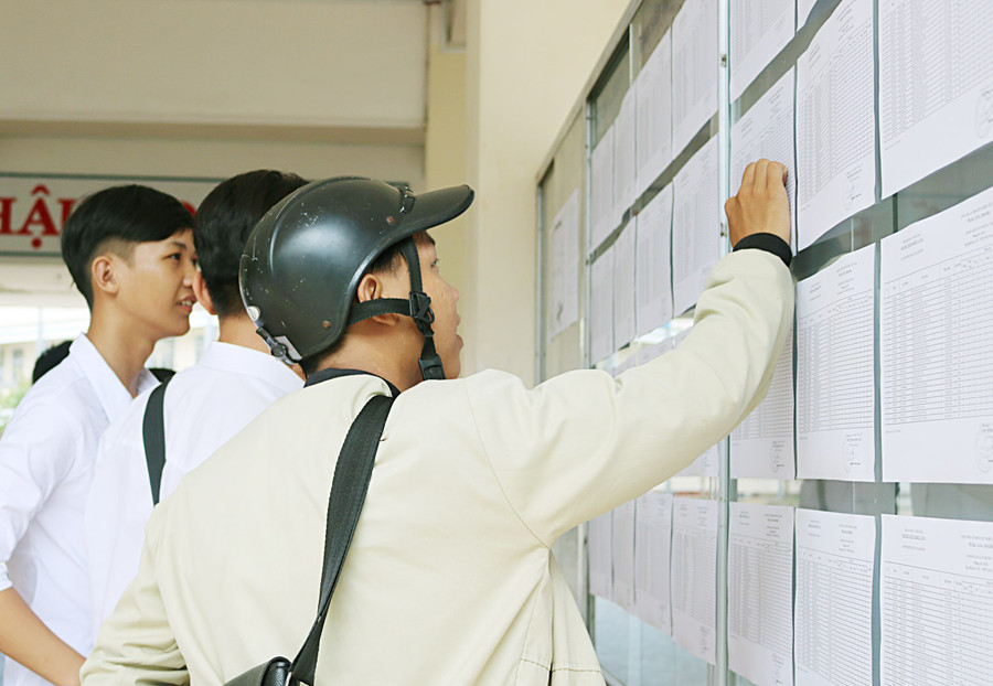 Thí sinh đang xem danh sách phòng thi Thí sinh đang xem danh sách phòng thi