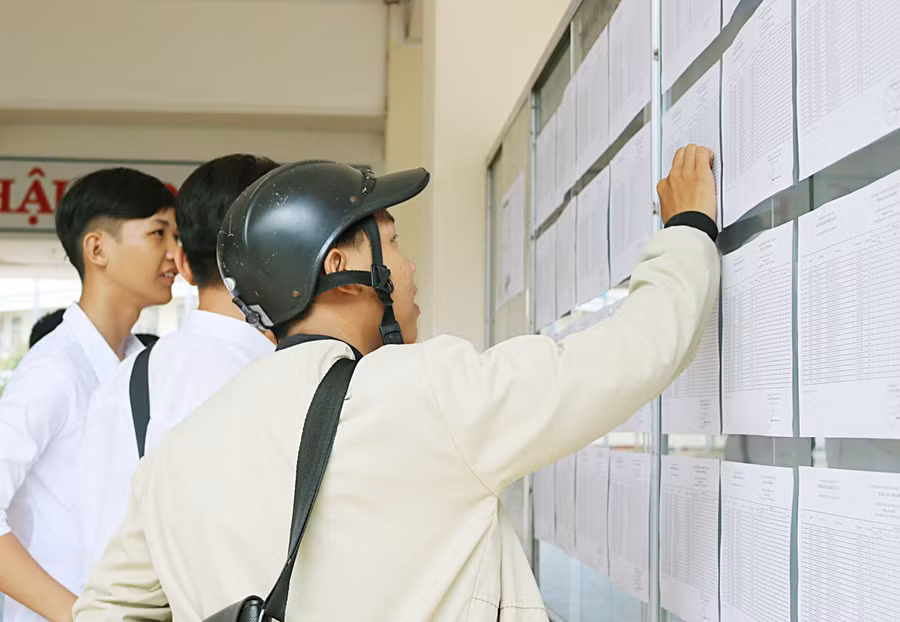 Thí sinh đang xem danh sách phòng thi