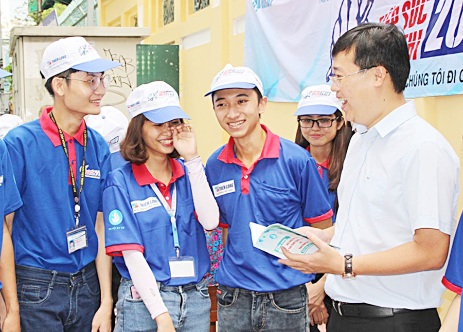 Anh Lê Quốc Phong thăm hỏi các SVTN trường ĐH KHXH&NV tại điểm thi THPT Marie Curie Anh Lê Quốc Phong thăm hỏi các SVTN trường ĐH KHXH&NV tại điểm thi THPT Marie Curie