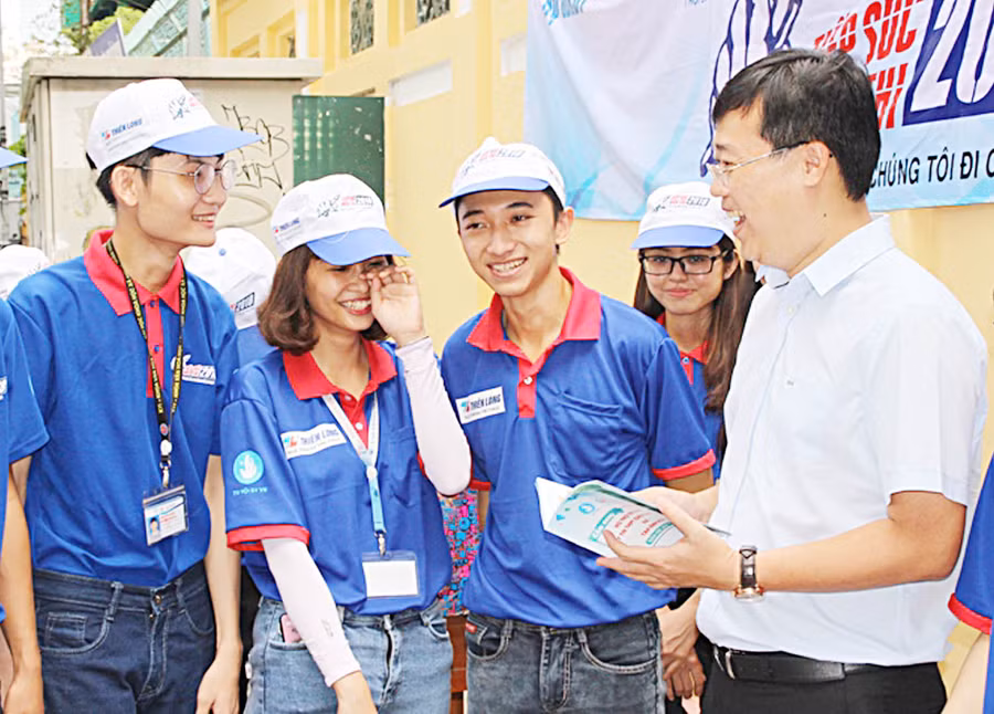 Anh Lê Quốc Phong thăm hỏi các SVTN trường ĐH KHXH&NV tại điểm thi THPT Marie Curie