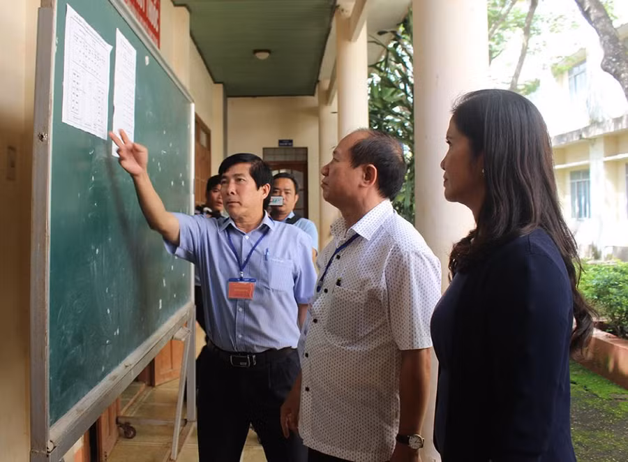 Kiểm tra cách niêm yết danh sách và sơ đồ tại điểm Trường THPT Phạm Văn Đồng