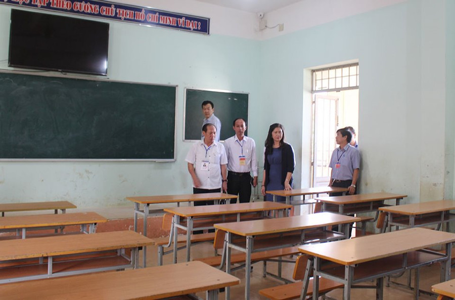 Đoàn công tác kiểm tra phòng thi tại điểm thi Trường THPT Phạm Văn Đồng Đoàn công tác kiểm tra phòng thi tại điểm thi Trường THPT Phạm Văn Đồng