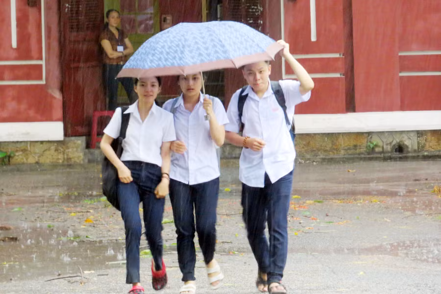 Thừa Thiên - Huế: Thí sinh đội mưa đến làm thủ tục dự thi