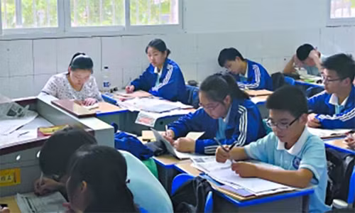 Chị Dai (áo hoa)ghi chép đầy đủ trong lớp học để về kiểm soát con mình. Ảnh:Yangtze River Daily.