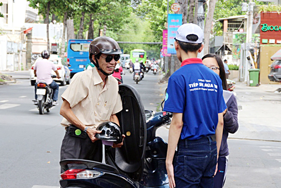 Một phụ huynh hài lòng vì sự tận tình của các SVTN Một phụ huynh hài lòng vì sự tận tình của các SVTN