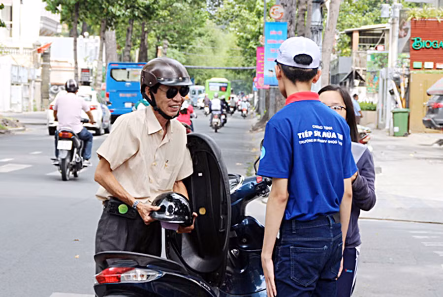 Một phụ huynh hài lòng vì sự tận tình của các SVTN