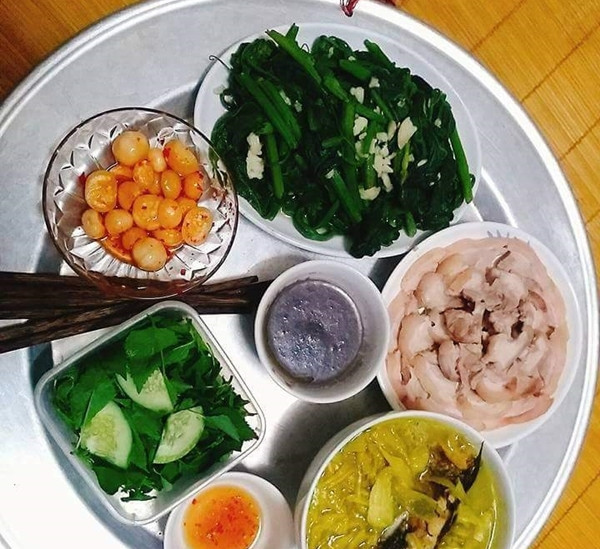 Con dâu Thái Nguyên đảm đang chăm mẹ chồng từng bữa cơm khiến bà không ngớt lời khen ngon