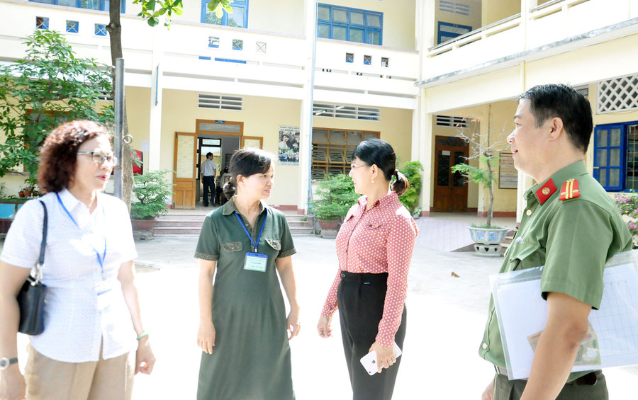 Ban chỉ đạo coi thi – Hội đồng thi tỉnh Bình Định cũng đã đến kiểm tra, nhắc nhở công tác coi thi tại các điểm thi. Ban chỉ đạo coi thi – Hội đồng thi tỉnh Bình Định cũng đã đến kiểm tra, nhắc nhở công tác coi thi tại các điểm thi.