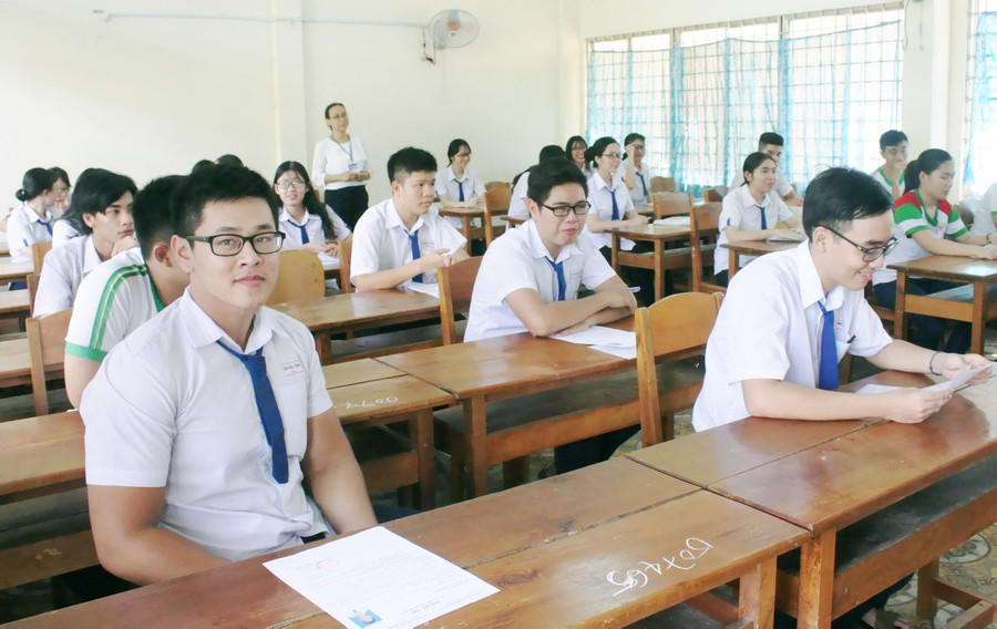 Thí sinh Cần Thơ lắng nghe cán bộ phổ biến quy chế thi Thí sinh Cần Thơ lắng nghe cán bộ phổ biến quy chế thi