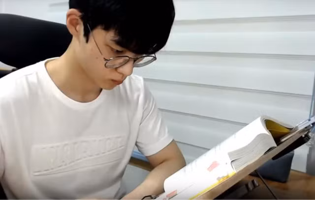  Các video đều quay cảnh học tập không ngừng nghỉ của thiếu niên 