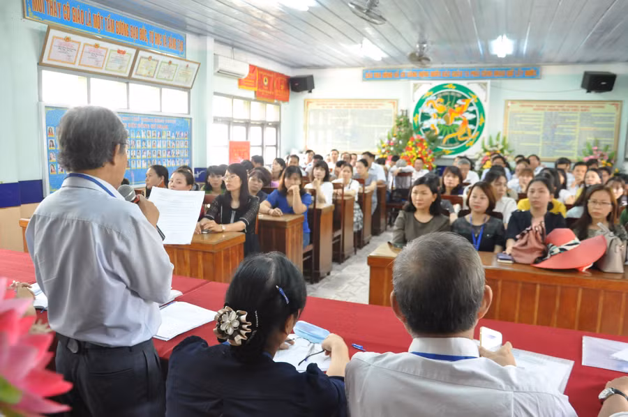  Cán bộ coi thi nghe phổ biến, quán triệt nhiệm vụ tại điểm thi Trường THPT Hùng Vương.