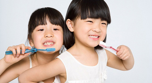 Lắng nghe chuyên gia tư vấn cách chăm sóc răng cho trẻ theo từng độ tuổi ảnh 2 Trẻ ở mỗi lứa tuổi, hệ răng khác nhau cần sử dụng một loại kem đánh răng phù hợp để đảm bảo sức khỏe.