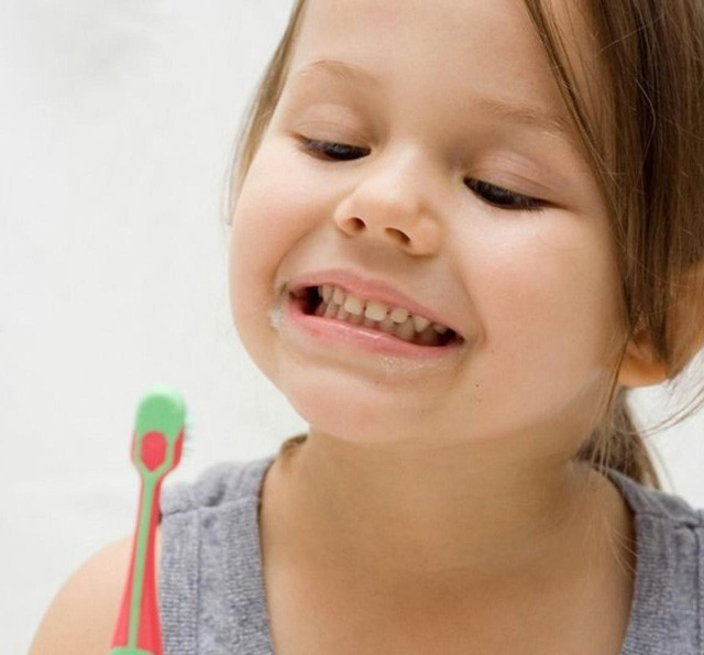 Lắng nghe chuyên gia tư vấn cách chăm sóc răng cho trẻ theo từng độ tuổi ảnh 3 Bé sẽ vui vẻ đánh răng mỗi ngày khi được tự chọn loại kem đánh răng mình thích.