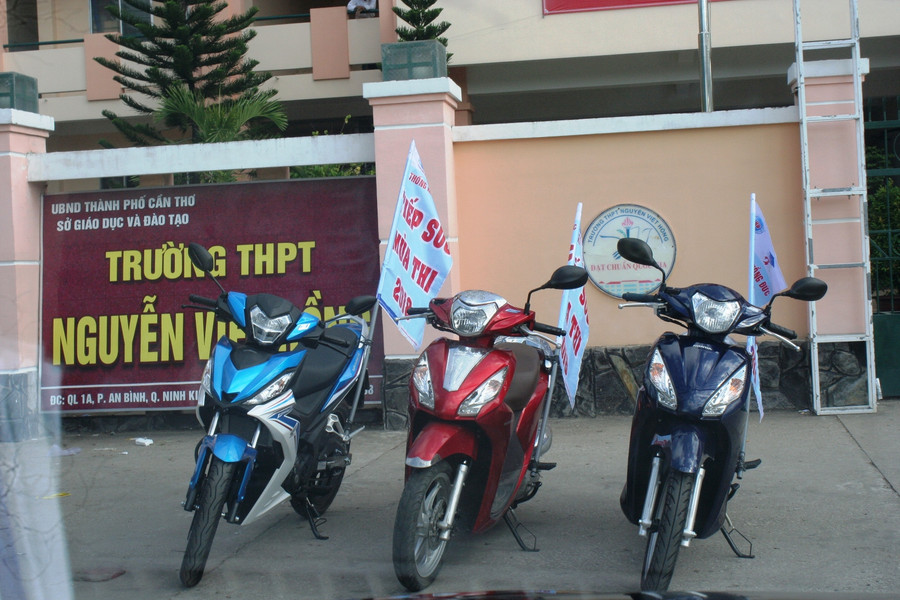 Xe đưa rước thí sinh đã sẵn sàng hoạt động.