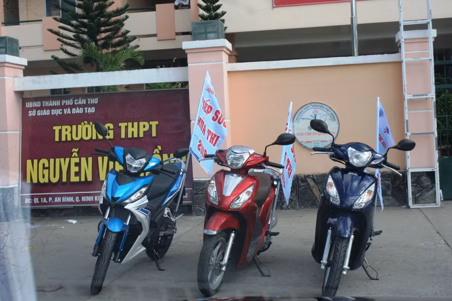 Xe đưa rước thí sinh đã sẵn sàng hoạt động.