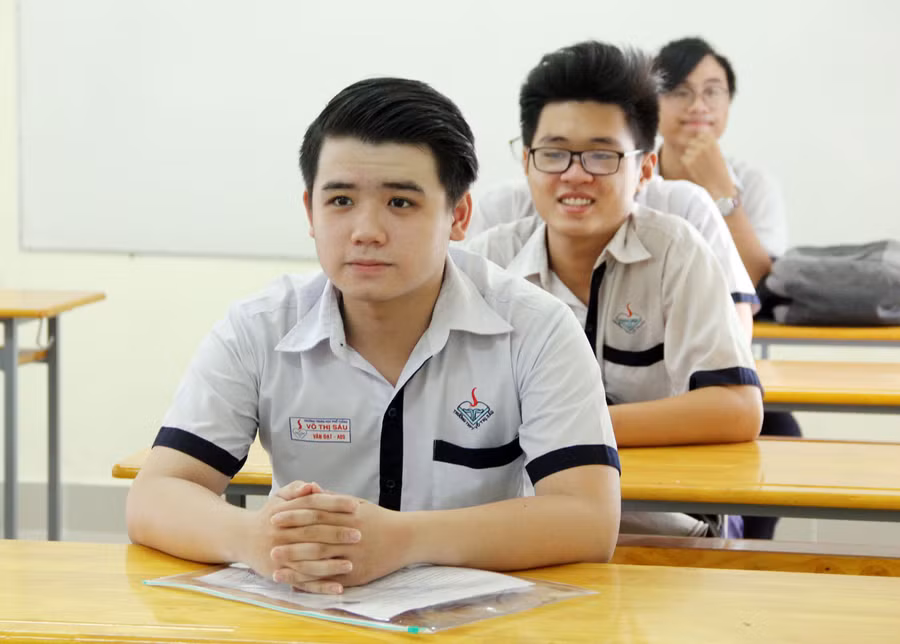 Các thí sinh đang làm thủ tục dự thi tại điểm thi Trường THCS Đống Đa, quận Bình Thạnh 