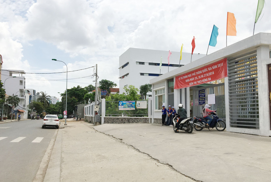 Giao thông trước điểm thi Trường THCS Đống Đa rất thông thoáng cho phụ huynh, thí sinh di chuyển