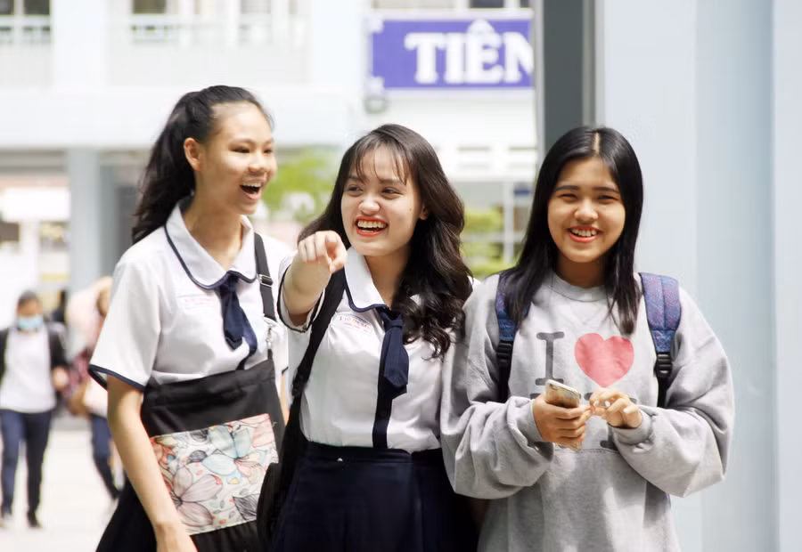 Các thí sinh vui vẻ trò chuyện trước và cho biết rất thoải mái, tự tin trước kỳ thi