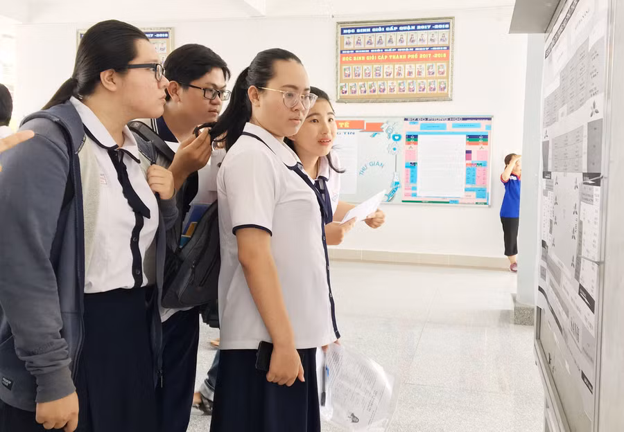 Các thí sinh tranh thủ tới sớm, xem sơ đồ phòng thi, danh sách phòng thi