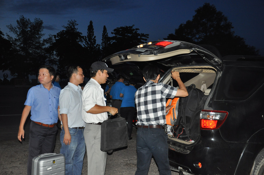 Gác lại những lo toan, cán bộ, giảng viên phấn khởi lên đường đến trường thi trong đêm.