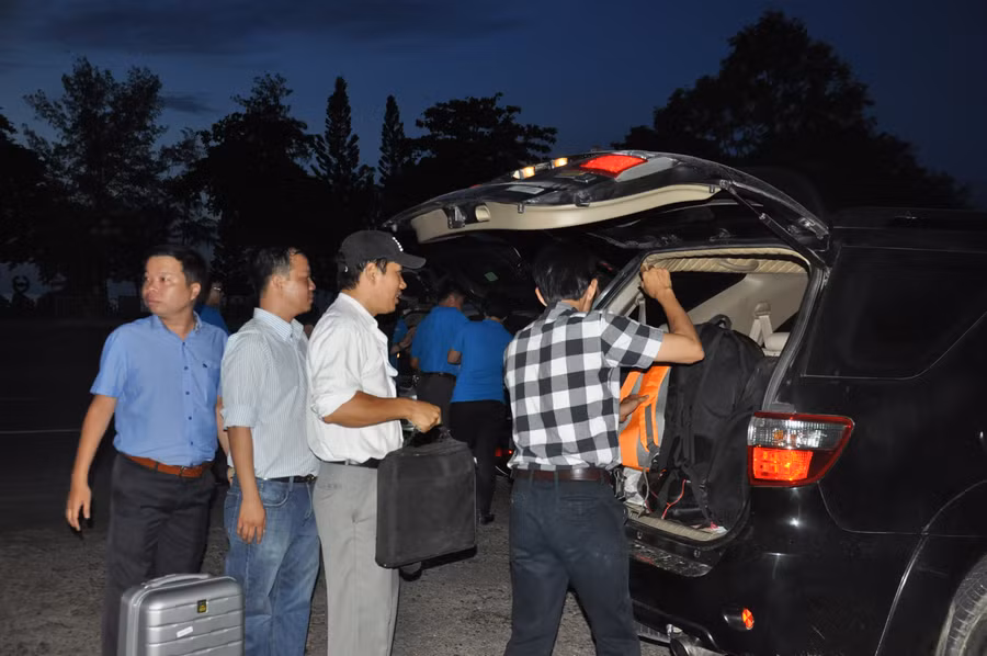 Gác lại những lo toan, cán bộ, giảng viên phấn khởi lên đường đến trường thi trong đêm.