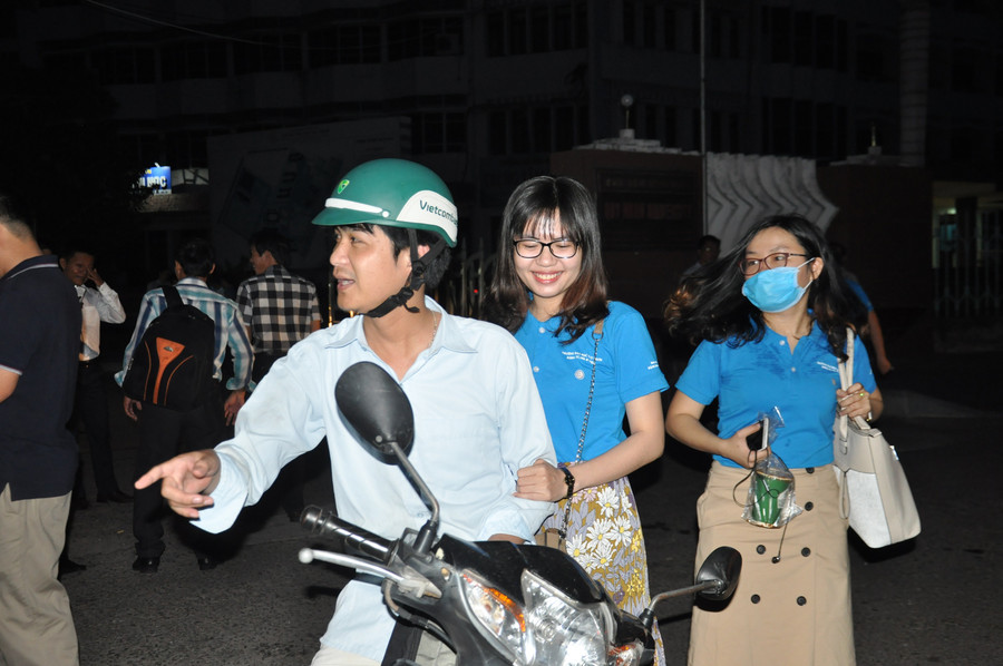 Cô Phạm Thị Kiều Khanh (khoa Tài chính – Ngân hàng, Trường ĐH Quy Nhơn) được chồng đưa đến cổng trường ĐH Quy Nhơn sớm để lên đường làm nhiệm vụ coi thi