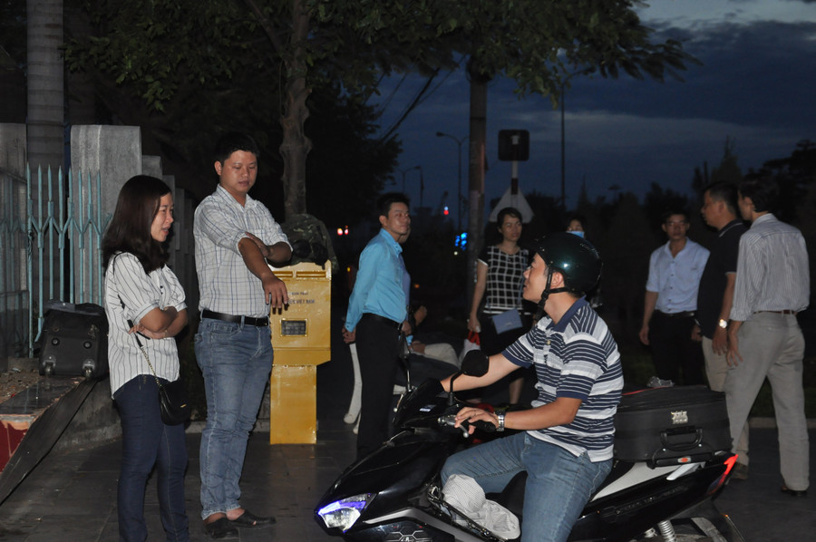 Thầy Lê Thanh Hải – Khoa Lịch sử (Trường ĐH Quy Nhơn) chuẩn bị hành trình bằng xe máy đến điểm thi