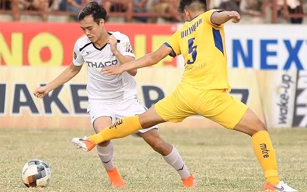 Tình huống Văn Toàn bị đốn ngã trong vòng cấm ở vòng 20 V-League gây tranh cãi