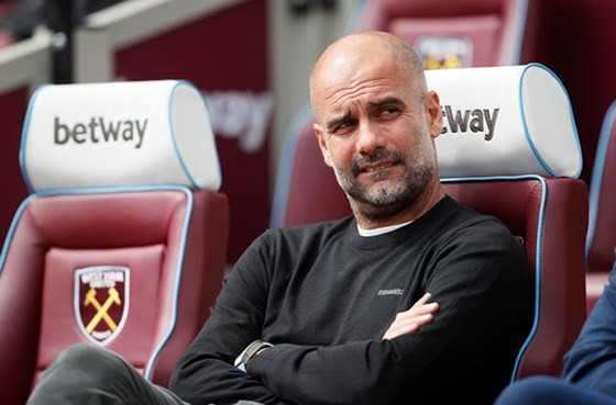 HLV Pep Guardiola may mắn thoát khỏi những rắc rối lớn trong nỗ lực duy trì thành công liên tục ở Man.City