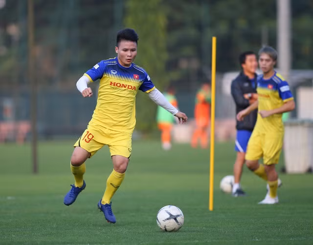 Quang Hải hăng say tập luyện, HLV Park Hang Seo hài lòng - 13