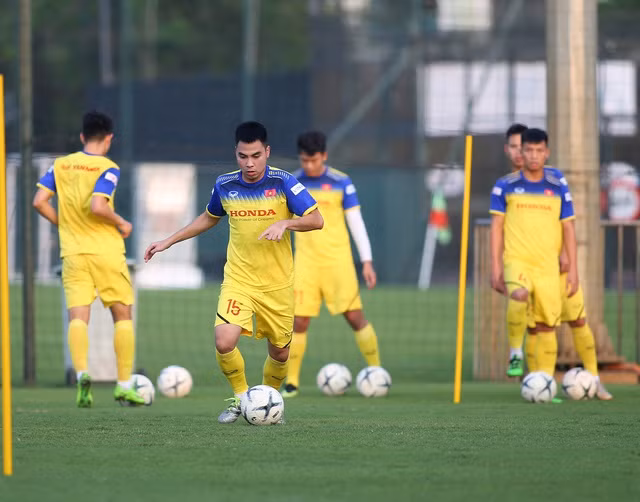 Quang Hải hăng say tập luyện, HLV Park Hang Seo hài lòng - 14