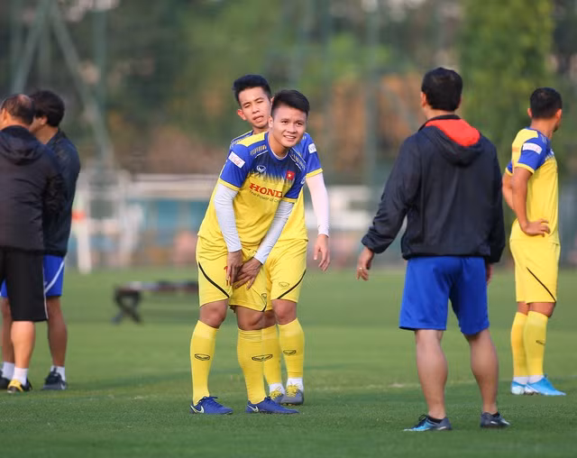 Quang Hải hăng say tập luyện, HLV Park Hang Seo hài lòng - 12