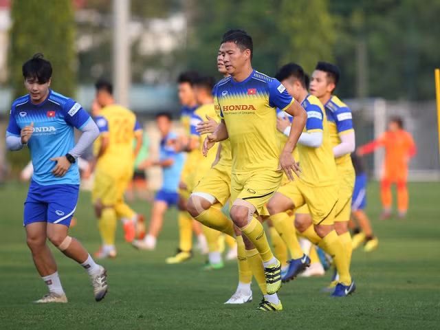 Quang Hải hăng say tập luyện, HLV Park Hang Seo hài lòng - 8