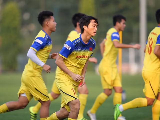 Quang Hải hăng say tập luyện, HLV Park Hang Seo hài lòng - 2