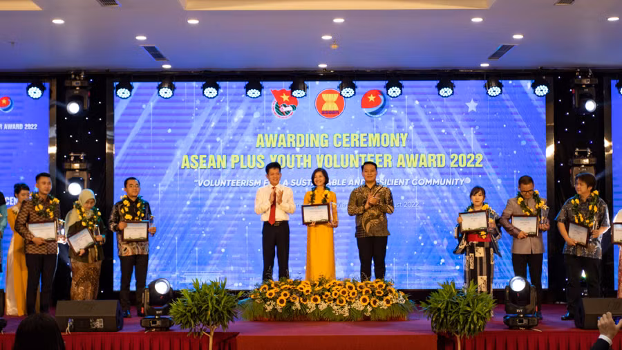 Hình ảnh tại buổi Lễ trao Giải thưởng Thanh niên tình nguyện ASEAN mở rộng năm 2022.