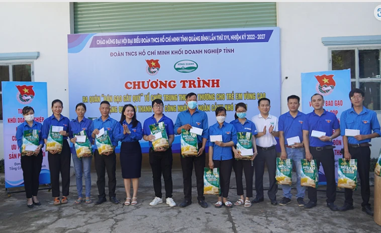 Chương trình "Bán gạo gây quỹ” nhằm tổ chức Trung thu ý nghĩa cho trẻ em, học sinh vùng cao và tặng quà cho thanh niên, công nhân có hoàn cảnh khó khăn trong khối. Ảnh: L.M.