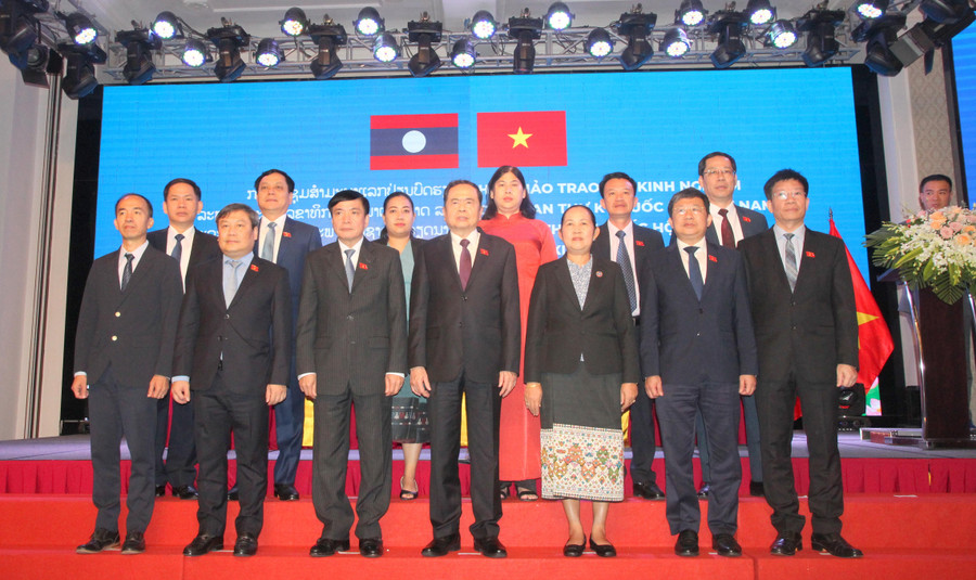 Lãnh đạo Quốc hội 2 nước Việt Nam - Lào tại Hội thảo. Lãnh đạo Quốc hội 2 nước Việt Nam - Lào tại Hội thảo.