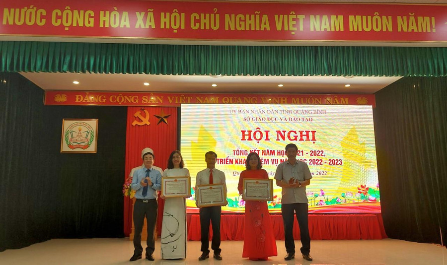 Nhiều tập thể, cá nhân có thành tích xuất sắc trong năm học 2021-2022, vinh dự được nhận Bằng khen, Giấy khen.