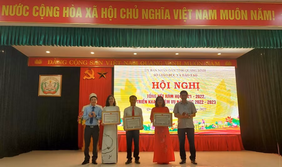 Nhiều tập thể, cá nhân có thành tích xuất sắc trong năm học 2021-2022, vinh dự được nhận Bằng khen, Giấy khen.