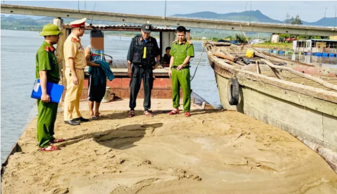 Lực lượng chức năng kiểm tra thuyền khai thác cát trái phép của đối tượng P. V. H.