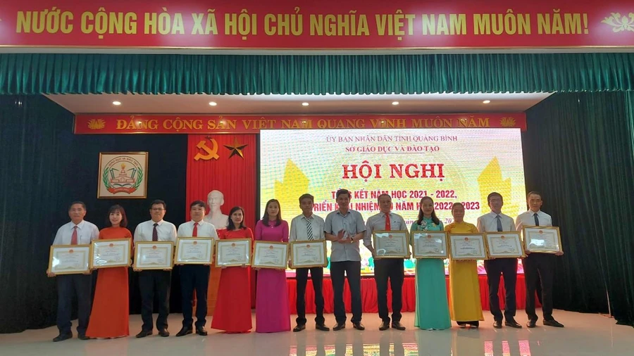 Tại Hội nghị nhiều cá nhân, tập thể đã vinh dự được nhận Bằng khen, Giấy khen vì đạt thành cao trong năm học 2021-2022.