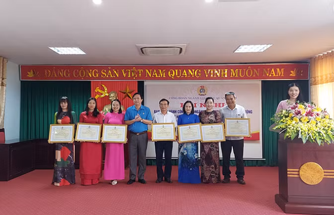 Nhiều tập thể, cá nhân có thành tích xuất sắc đã được nhận kỷ niệm chương, cờ thi đua, Bằng khen của Tổng Liên đoàn Lao động Việt Nam, Công đoàn Giáo dục Việt Nam, Liên đoàn Lao động tỉnh và Giấy khen của Công đoàn ngành Giáo dục Quảng Bình.