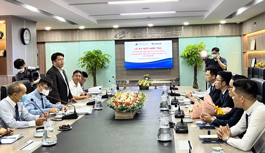 TS Lê Nguyễn Quốc Khang- Phó hiệu trưởng Trường ĐH Mở TP.HCM phát biểu, chia sẻ tại lễ ký kết