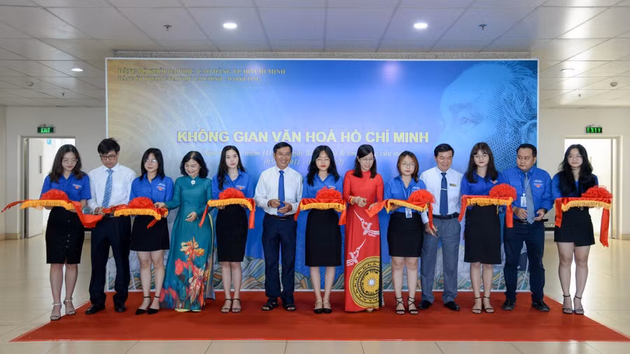 Các đại biểu cắt băng khánh thành Không gian văn hóa Hồ Chí Minh tại UFM